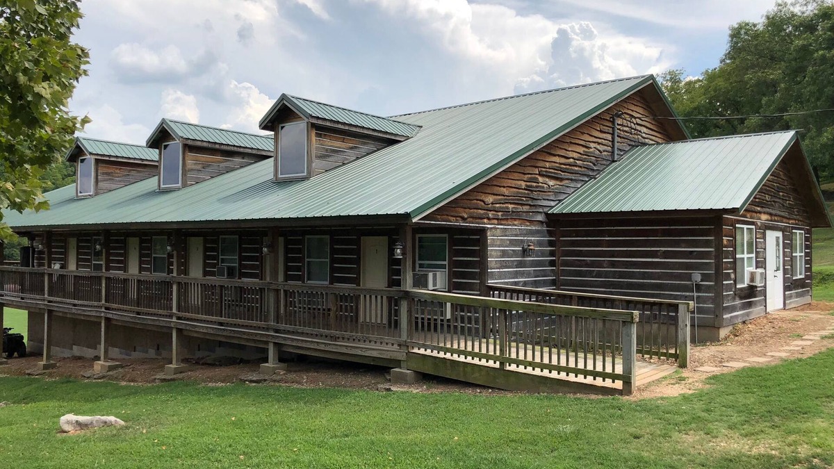 Eucha Hotel | The Meadows Lodge is a Hotel style lodge with 8 rooms and 2 suites available.