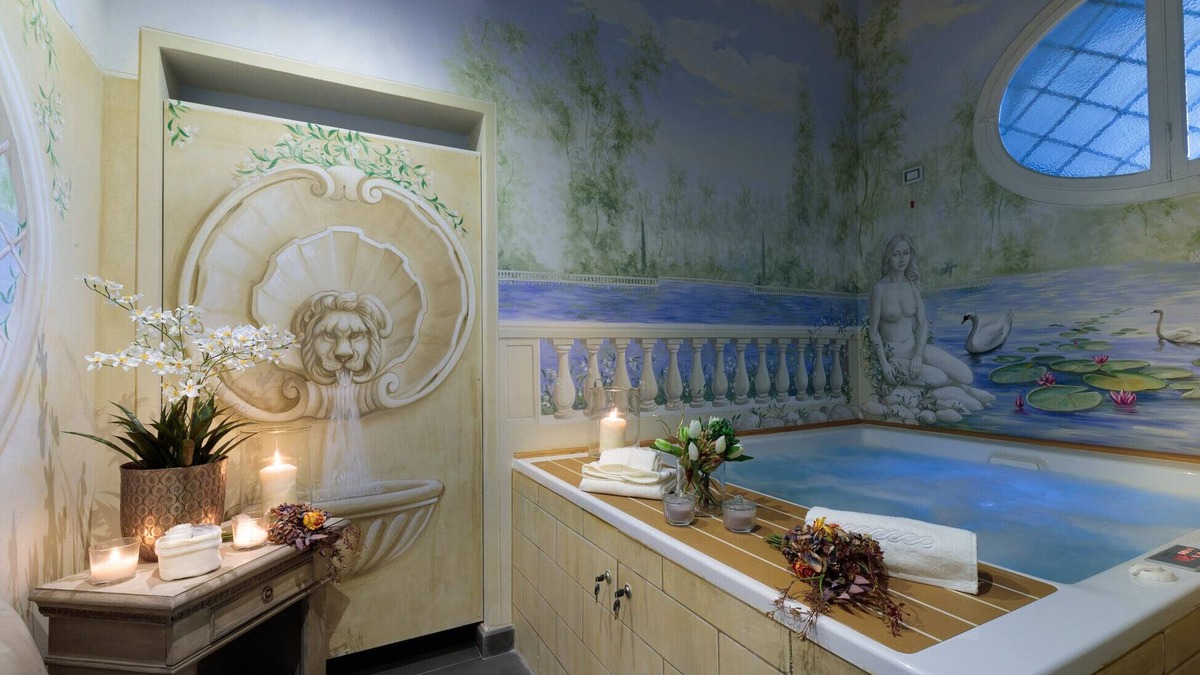 Lucca Historical Center Apartment | THE MEDIEVAL PENTHOUSE, Indulge among History in a Luxury 5 Bedrooms Apartment