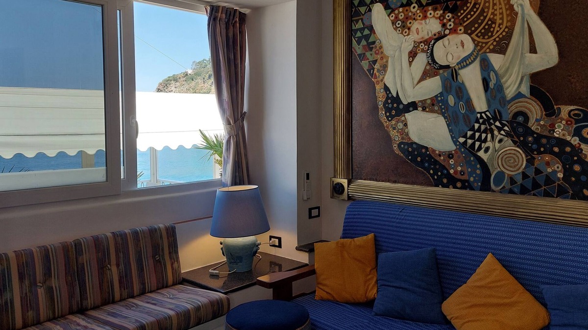 Forio House | THE MERIDIANA APARTMENT ON THE SEA WITH PRIVATE BEACH SDRAIO AND UMBRELLA