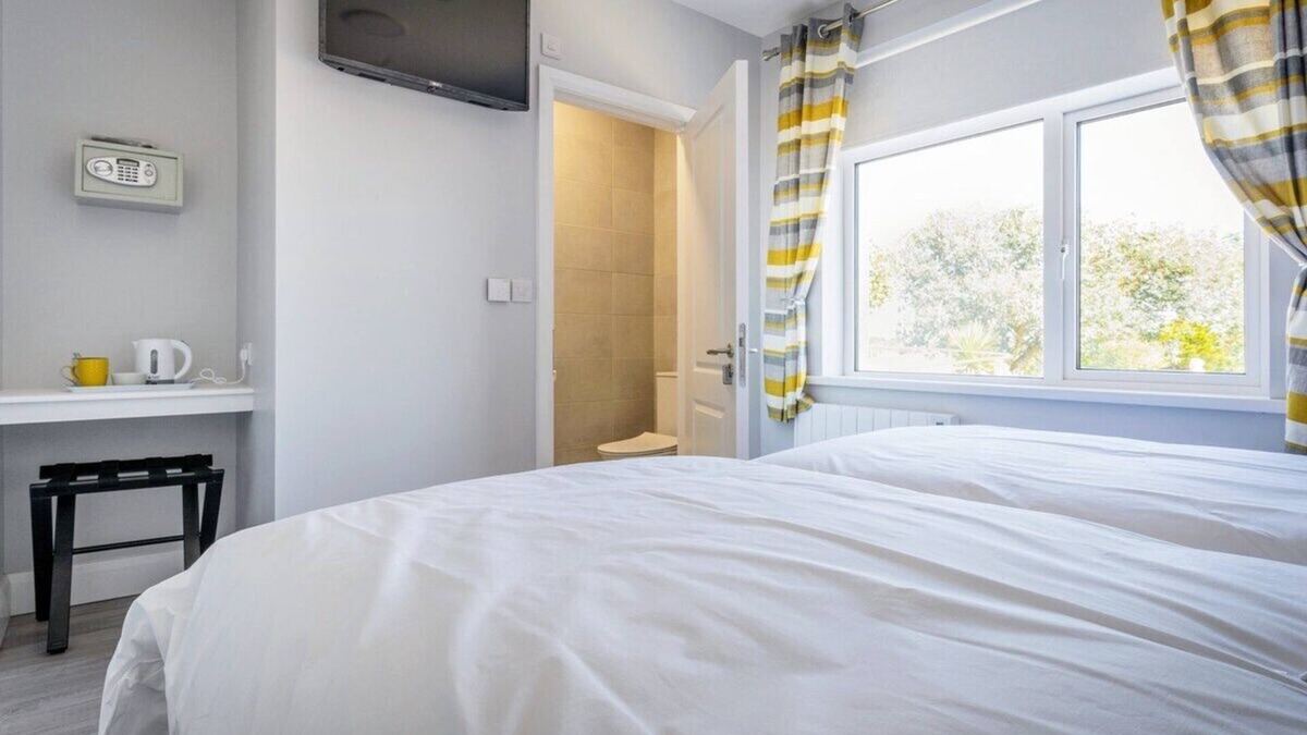 Tramore Apartment | The Metal Man Room (@BurrowLodge)