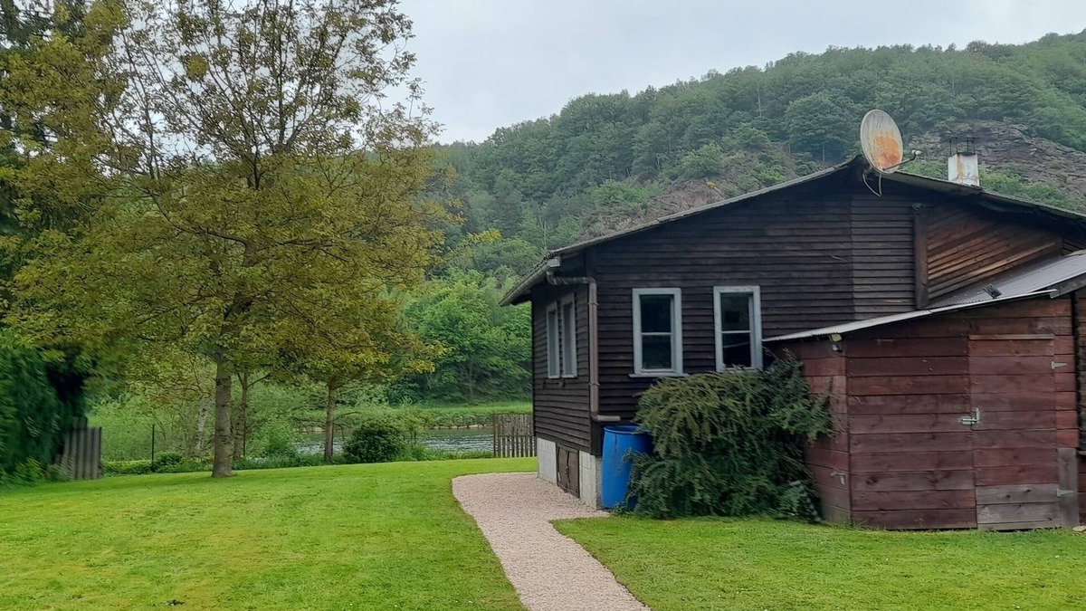 Fepin Ski Chalet | The Meuse is at the end of the garden