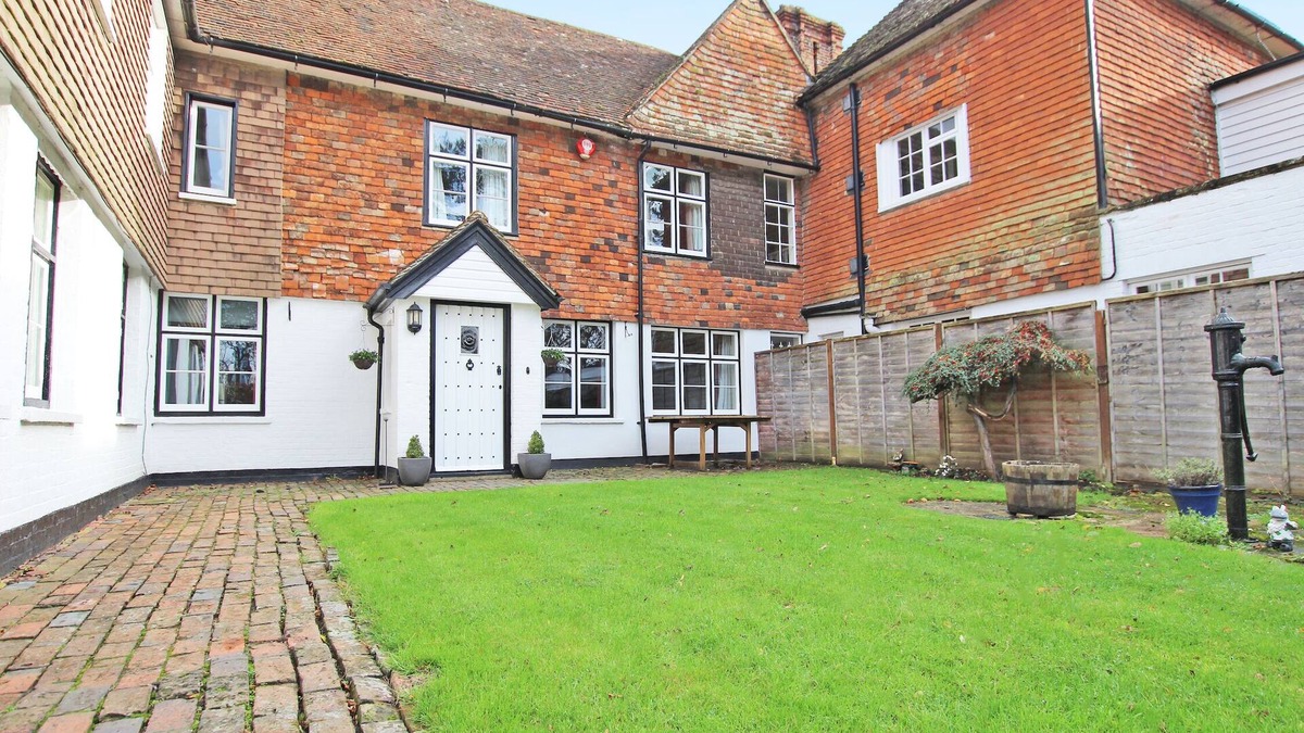 Ashford Cottage | 'The Mews' converted Manor mews situated in a central location with a rural feel