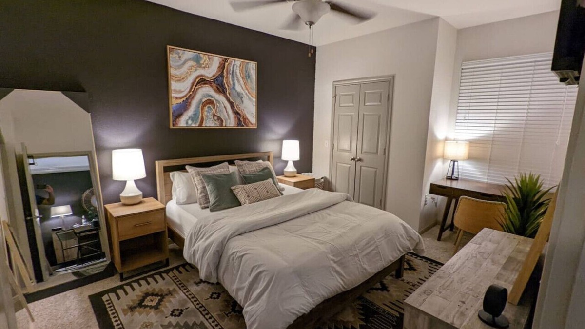 Nassau Bay Apartment | The Mid-Century Modern