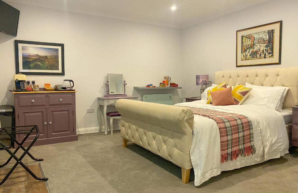 Macclesfield Bed & Breakfast | The Midway