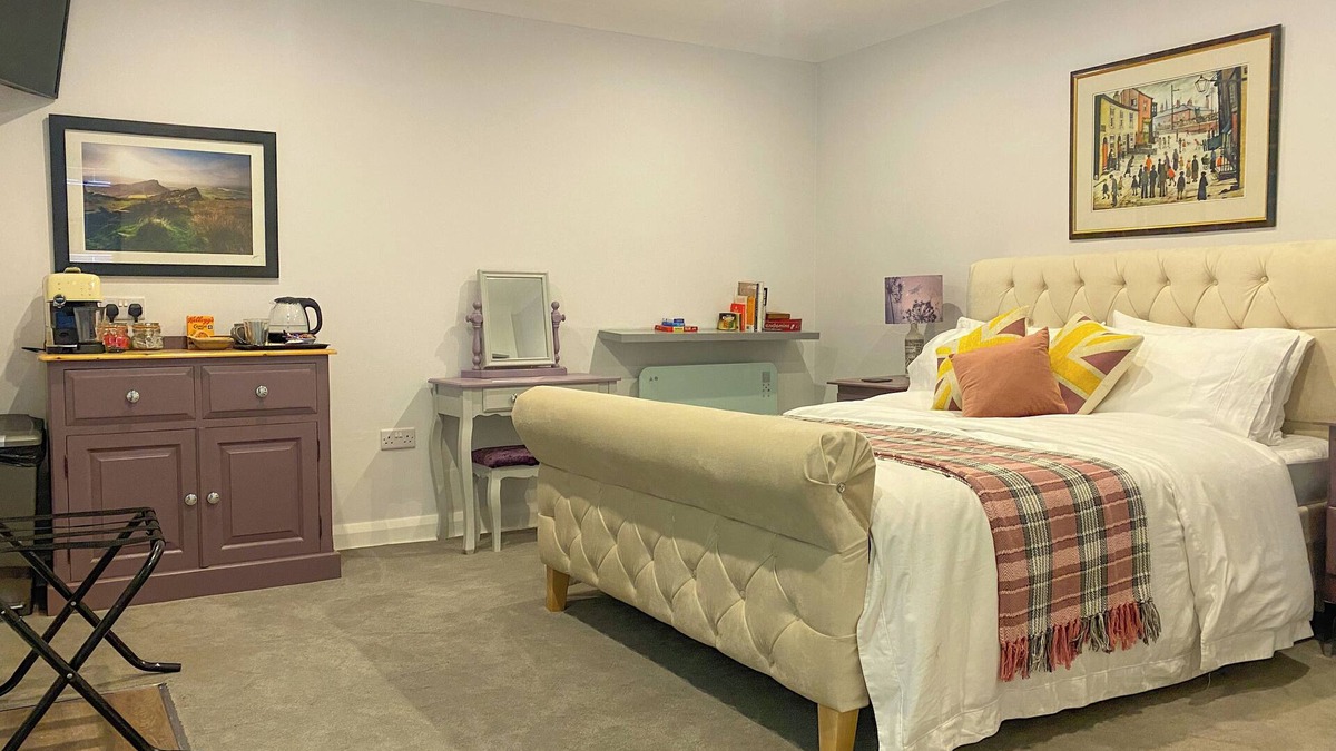 Macclesfield Apartment | The Midway - Luxurious Private Apartment & Garden