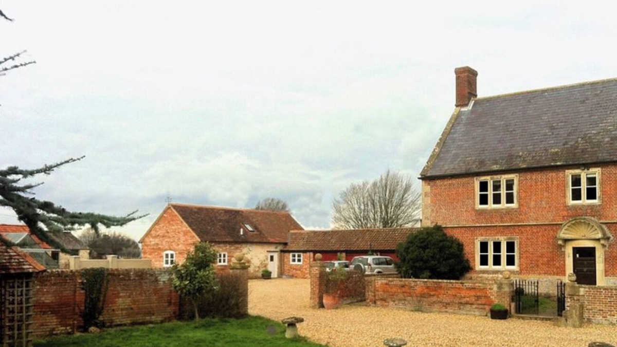 Devizes Cottage | The Milk House, beautiful dairy cottage, pet friendly and beautiful views