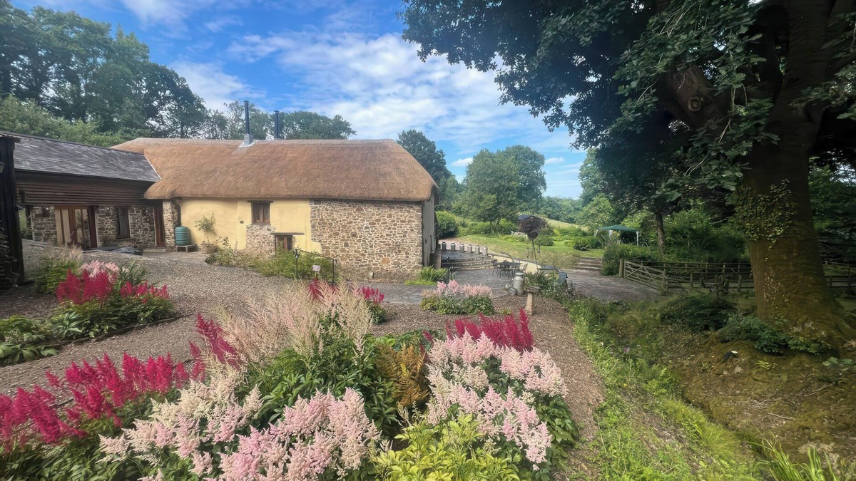 Highampton Cottage | THE MILKING PARLOUR, family friendly, with open fire in Highampton
