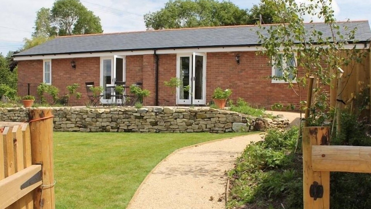 West Knoyle Cottage | THE MILKING PARLOUR, pet friendly, with a garden in Shaftesbury