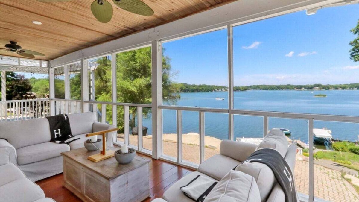 Lauderdale Lakes House | The Mill-Lauderdale Lake Luxury |Breathtaking Views |Kayaks |15 Minutes to Skiing |Pier |Firepit