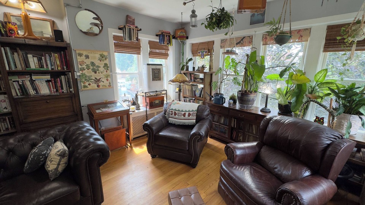 Albany Park Apartment | The Millennium Club, Eclectic Albany Park Apartment, 2 bdrm 1 bath