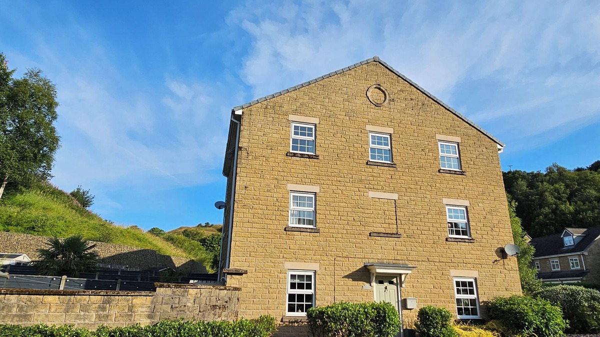 Todmorden House | THE MILNE, pet friendly, with a garden in Todmorden