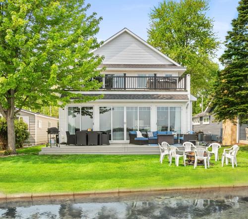 Middleville House | The Mitten Lake Escape