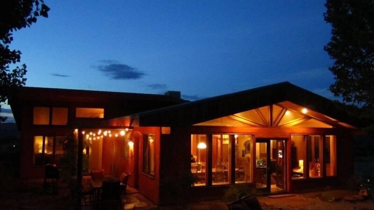 Moab South Valley House | The Moab Pearl Ecolodge - enjoy quiet living with hot tub, parking & 360 views!