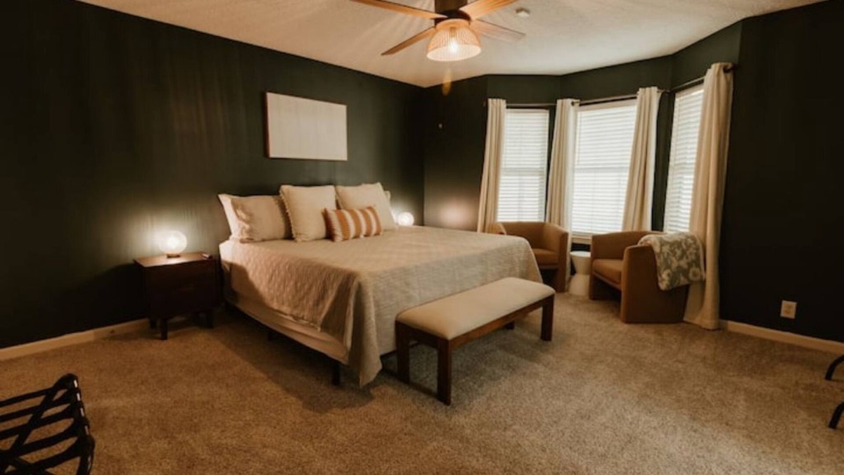 Kingsland House | The Modern Georgian - 6 min to I95, 3 Bd-2 Ba