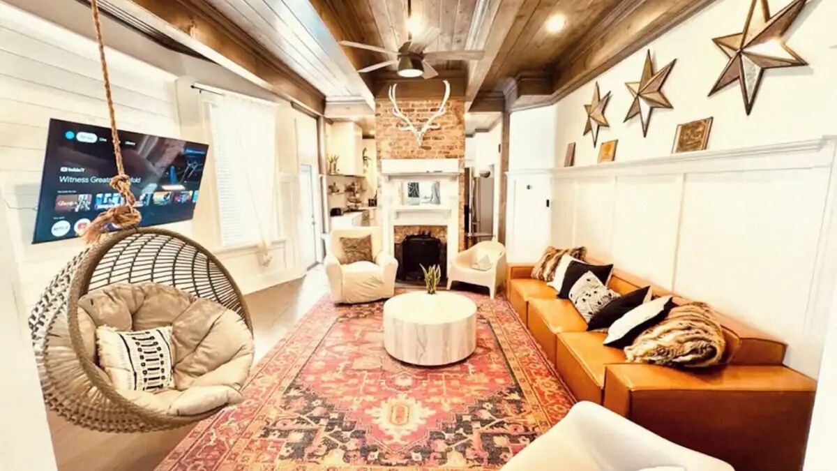 South Atlanta House | The Modern Victorian Charmer Hot Tub 5 bedroom 4 bath