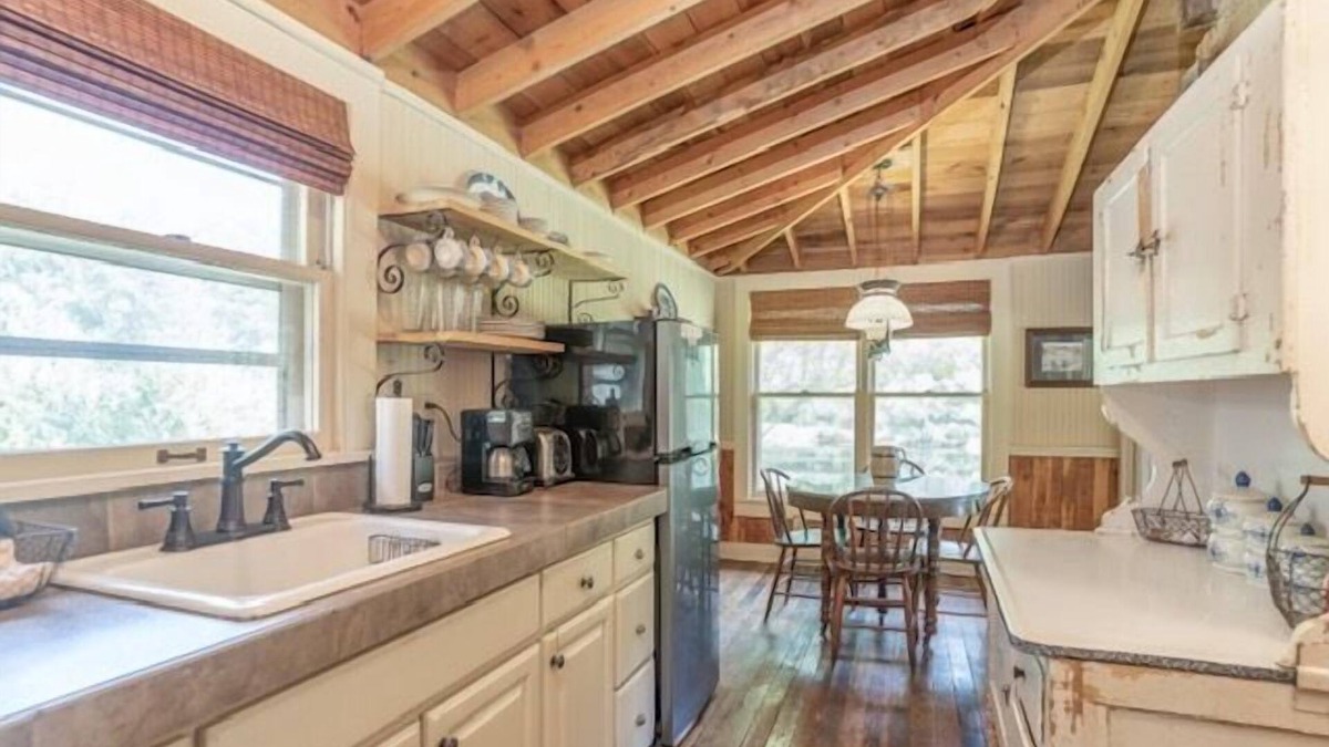 Fruitvale Cabin | The Moonshine Cabin at Green Frog Farm