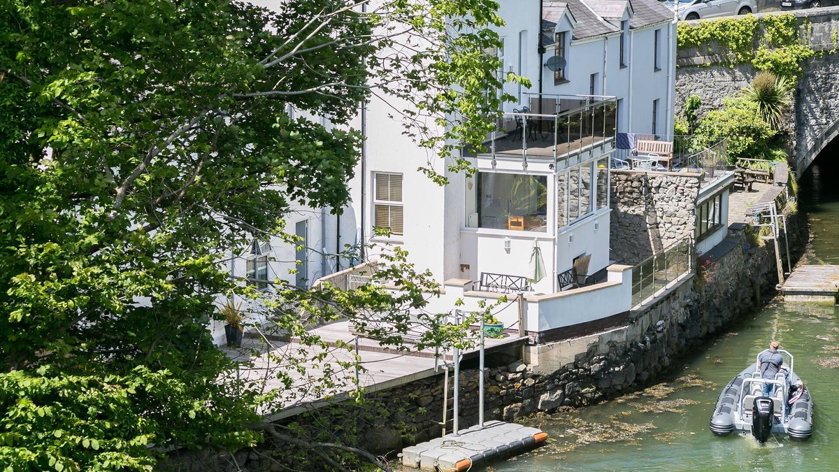 Menai Bridge Cottage | The Moorings - a sea view that sleeps 4 guests in 2 bedrooms