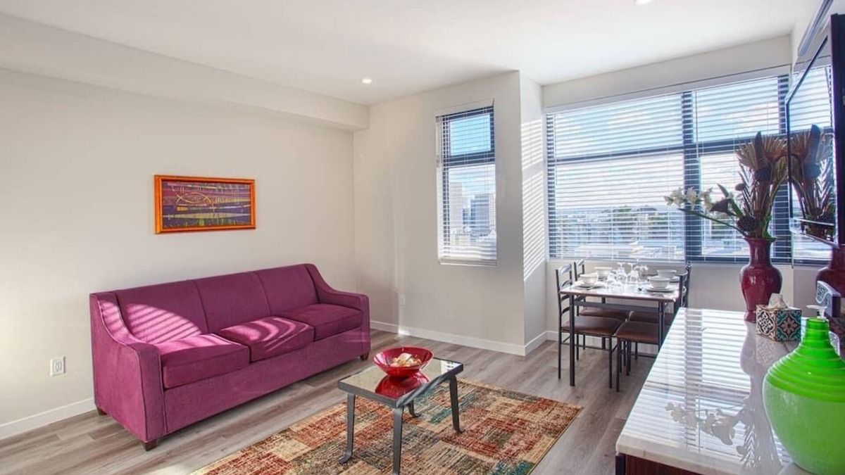 Bankers Hill Apartment | The Most Beautiful Bay View from 1 Bedroom Apt