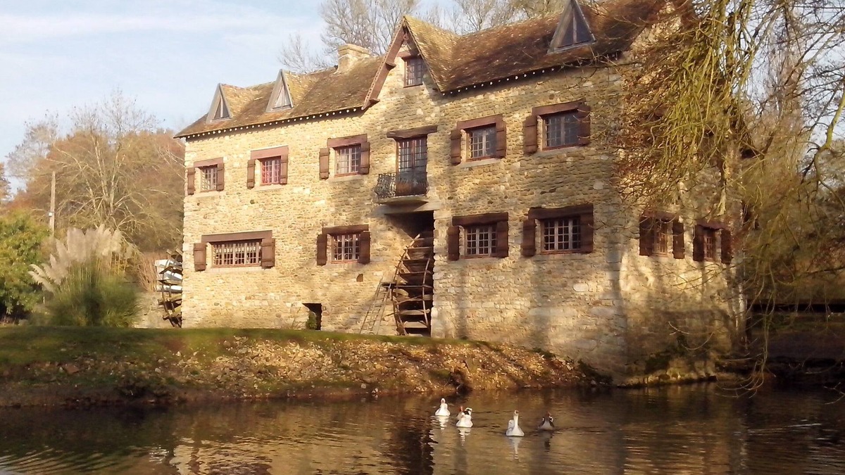 Yvre-l'Eveque House | The Moulin de Courmauboeufs. Private park and river