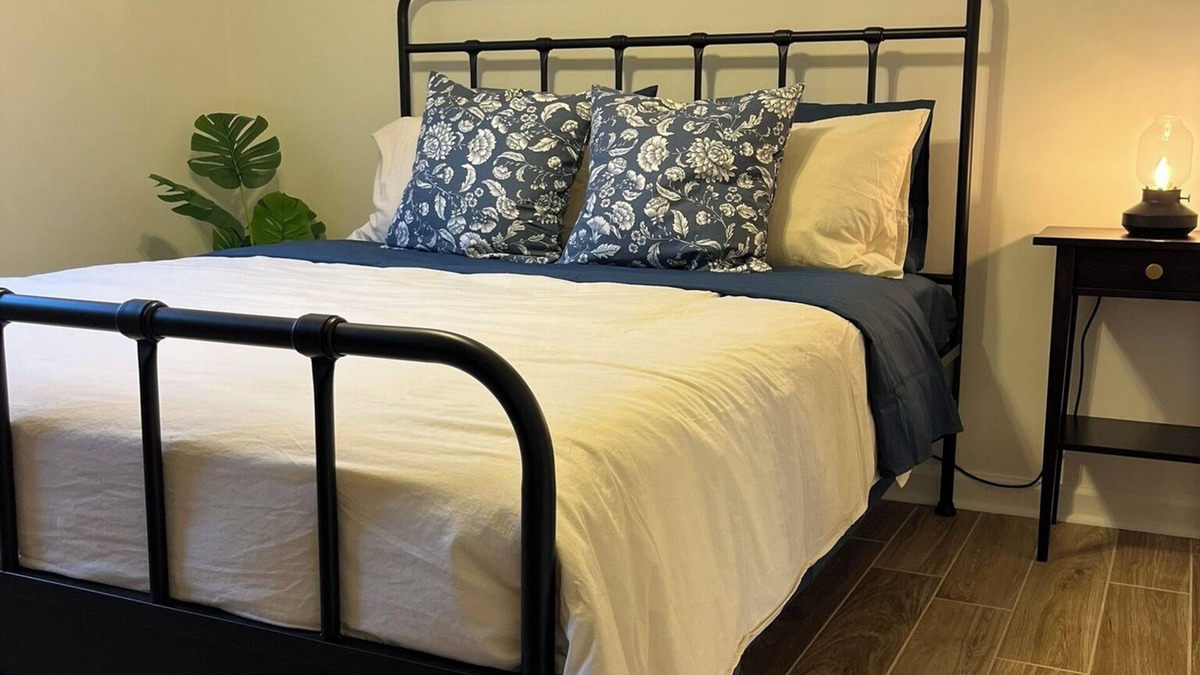 Conway House | The Moultrie - Private Queen Room in Cozy Bungalow with Lake View