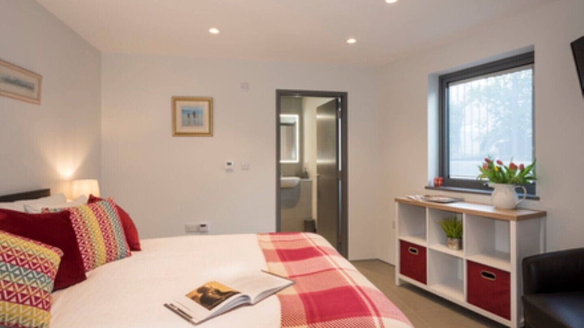 Plymouth Apartment | The Mount, 2 ensuite double rooms by The Royal William Yard