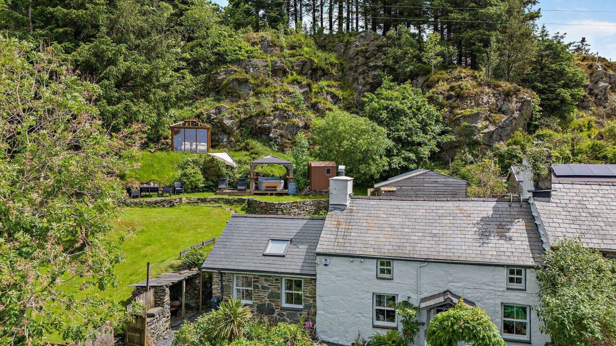 Rhiwbryfdir House | The Mountains House - Three Bedroom House, Sleeps 6