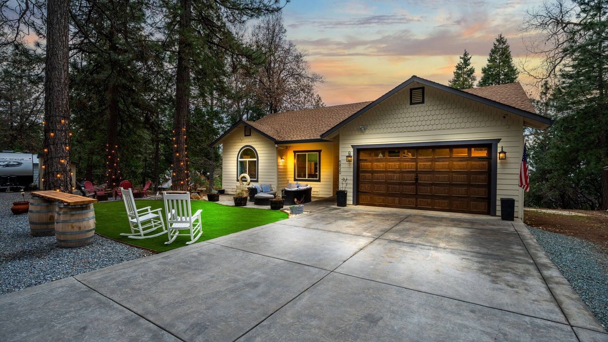 Apple Hill House | The Mountain Ridge Retreat, 3 bedroom home in beautiful Pollock Pines, CA