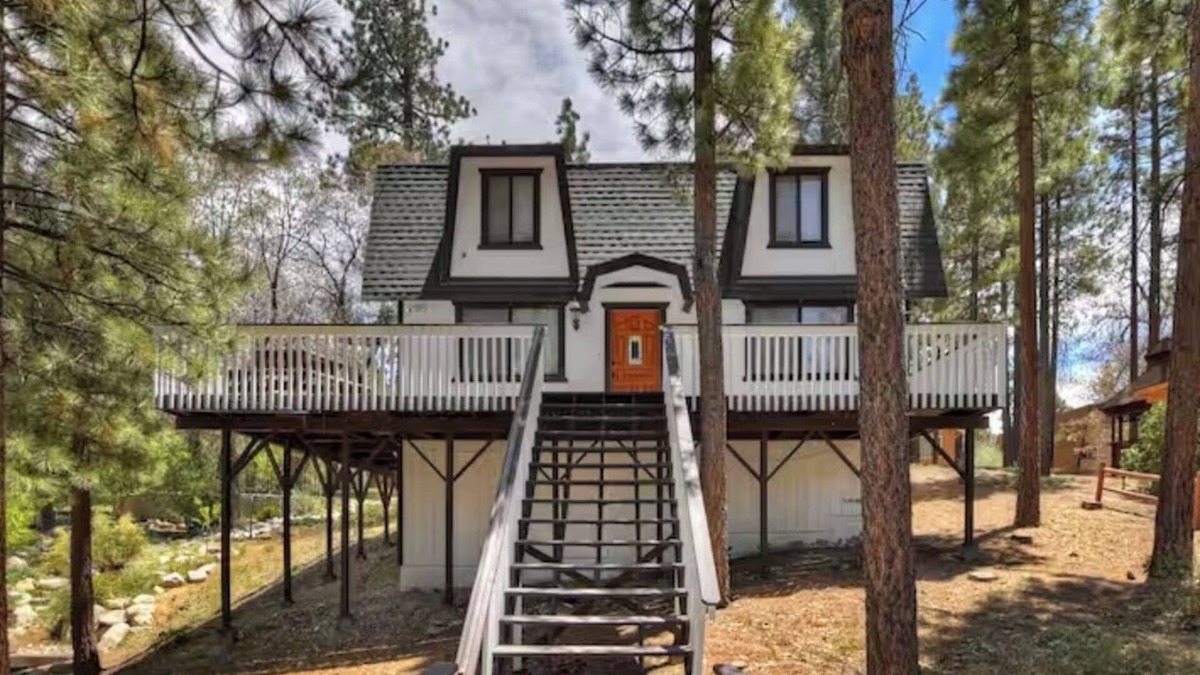 Fox Farm Cabin | The Mountain Treehouse + Jacuzzi + Large Backyard!
