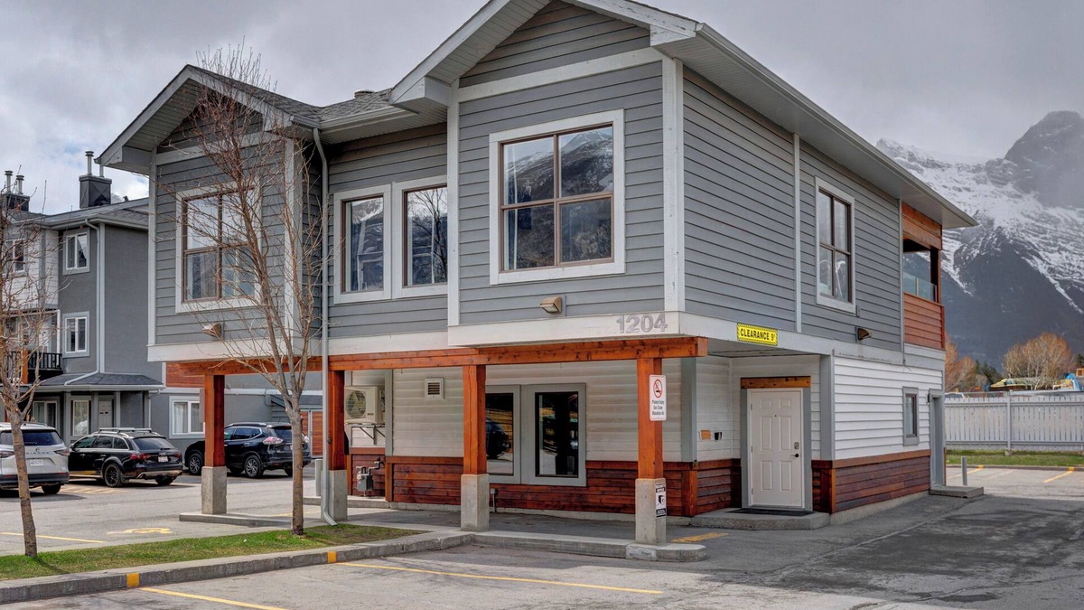 Canmore House | The Mountain View | Amazing Views, Private Hot Tub, Centrally Located