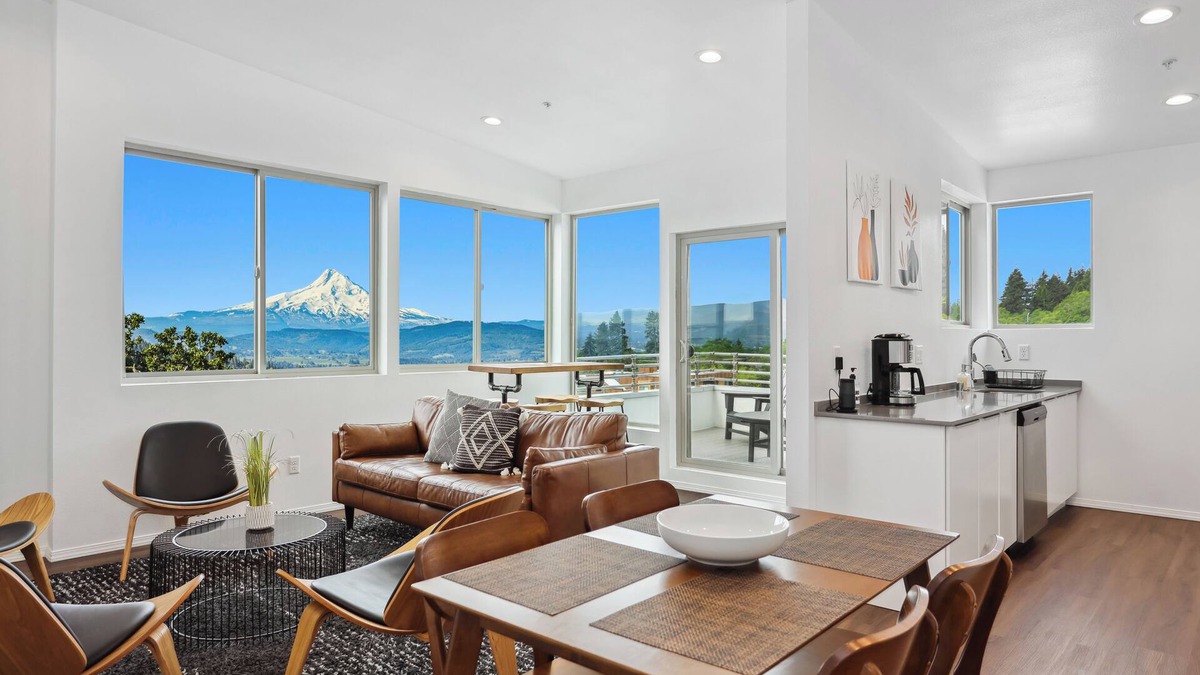 White Salmon Apartment | The Mountain View Penthouse in the heart of downtown White Salmon, loft 18