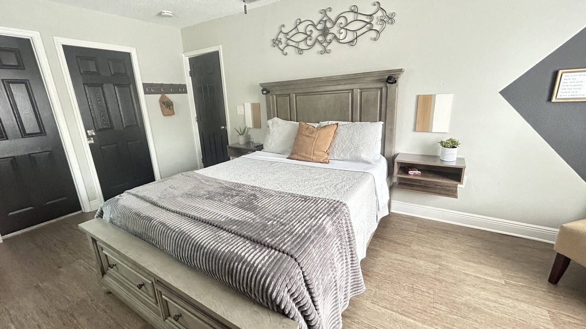 East Tampa Apartment | The M’s Cozy Corner