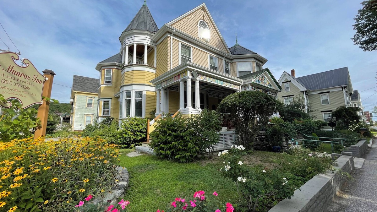 Auburn Bed & Breakfast | The Munroe Inn