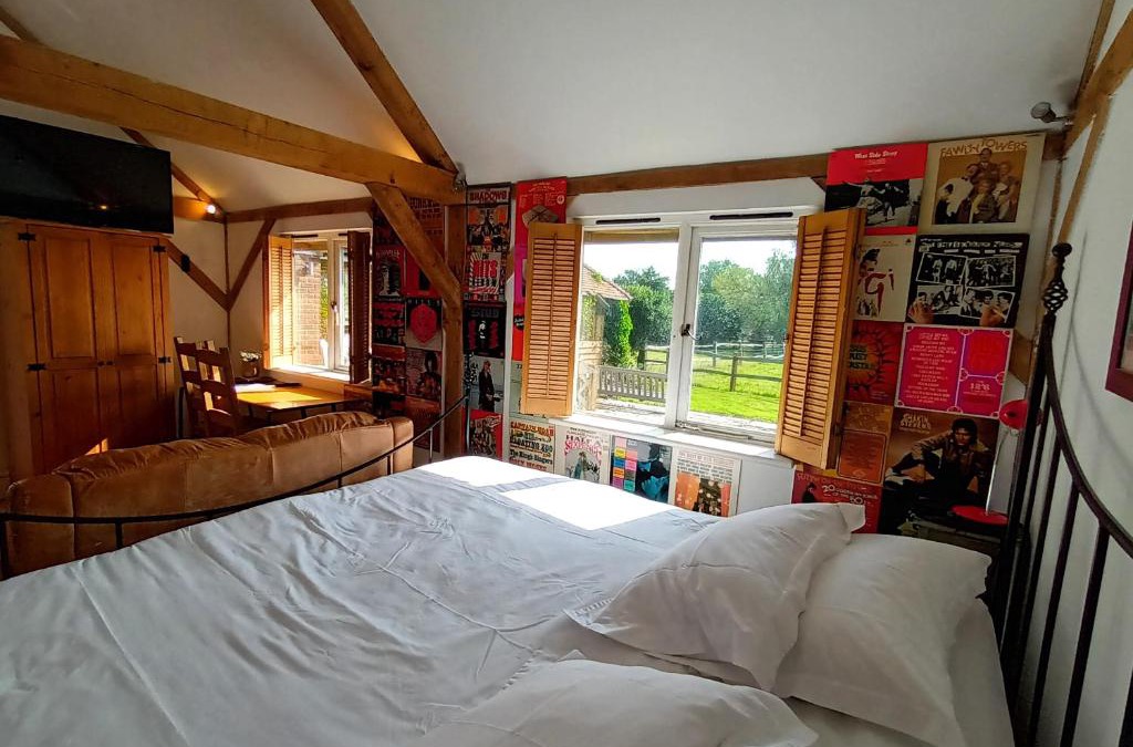 Haslemere Apartment | The Music Room - Kingsize Double Oak Studio - Sleeps 2 - Quirky - Rural