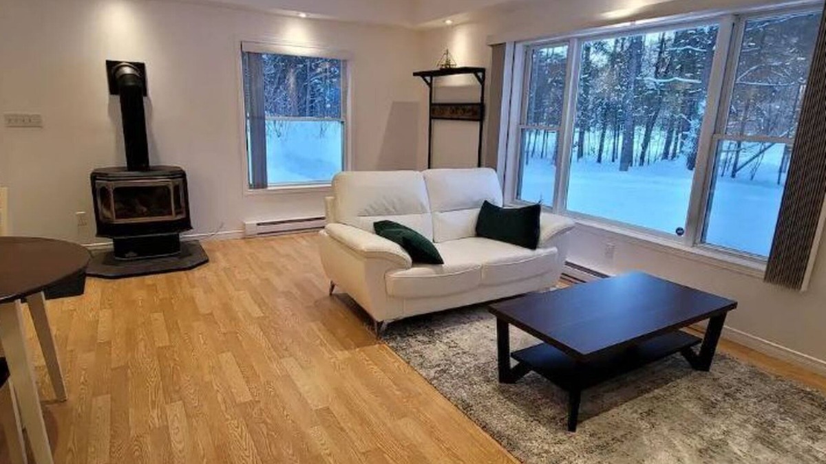 Huntsville House | The Muskoka Room Huntsville with Hot Tub