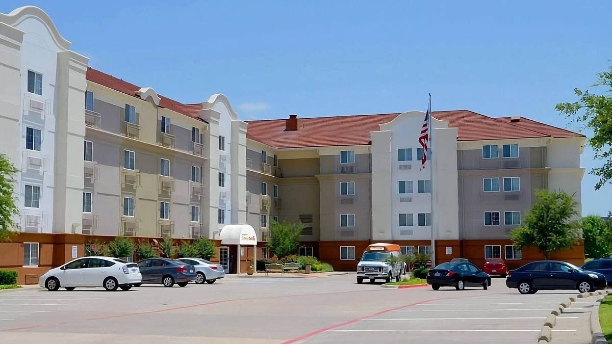 Las Colinas Hotel | The Mustangs of Las Colinas & Museum Tour! Unit with Kitchen, Pets Allowed!