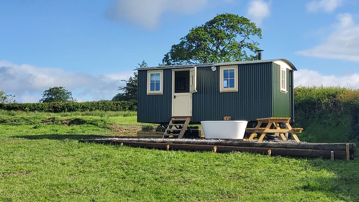 Pentrefelin Cabin | The Musterer's Hut, Outdoor Bath & Valley View