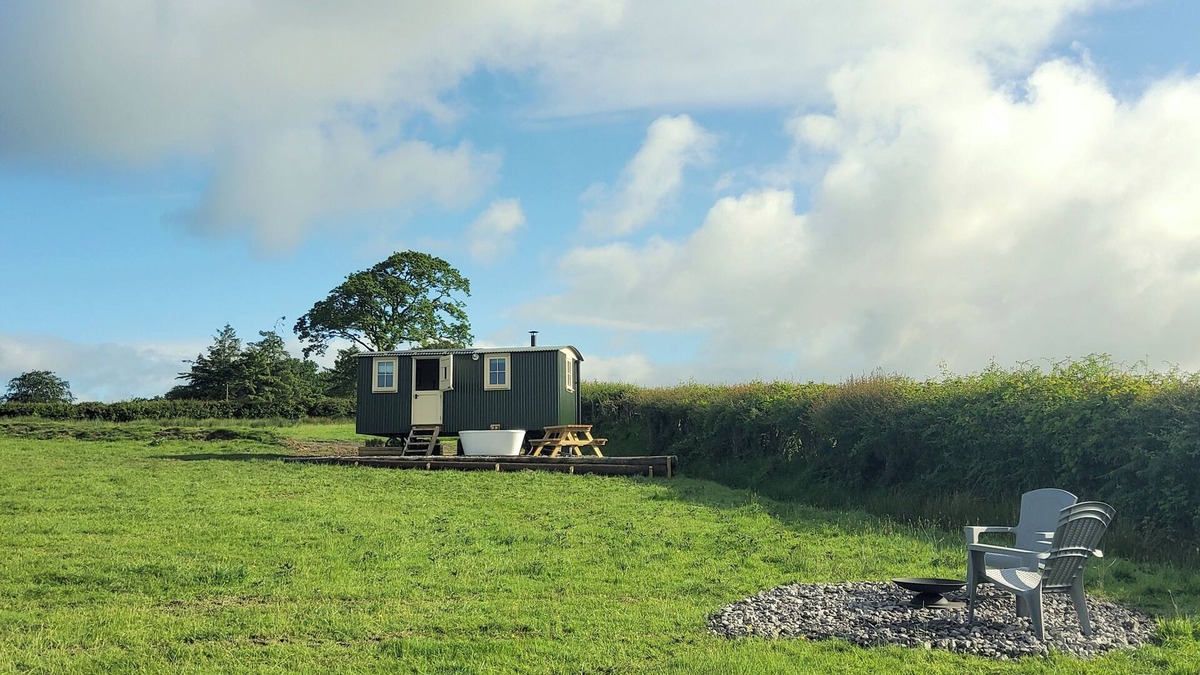 Pentrefelin Cabin | The Musterer's Hut, Outdoor Bath & Valley View
