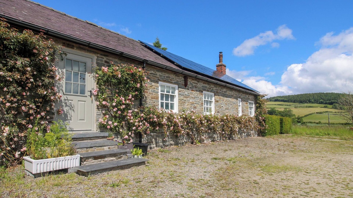 Clun Cottage | THE MYTTON AT MILL BARN, pet friendly, with open fire in Clun
