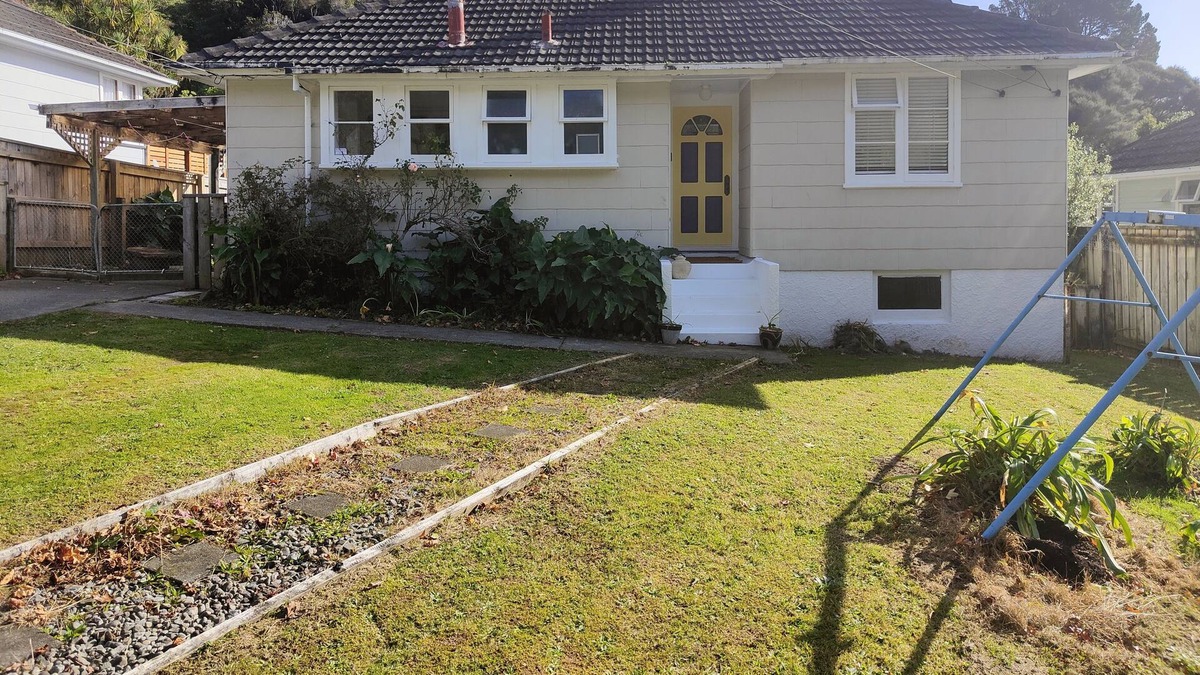 Lower Hutt House | The Naes; 1950s Home With Hardwood Floors, Fenced Backyard/ Trampoline