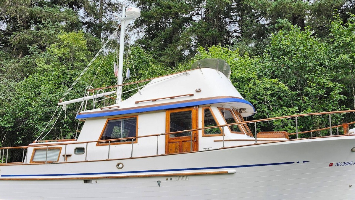 Old Mill Boat Rental | The Nautical Nights - A welcoming 2-bedroom boat with WiFi in scenic Seward