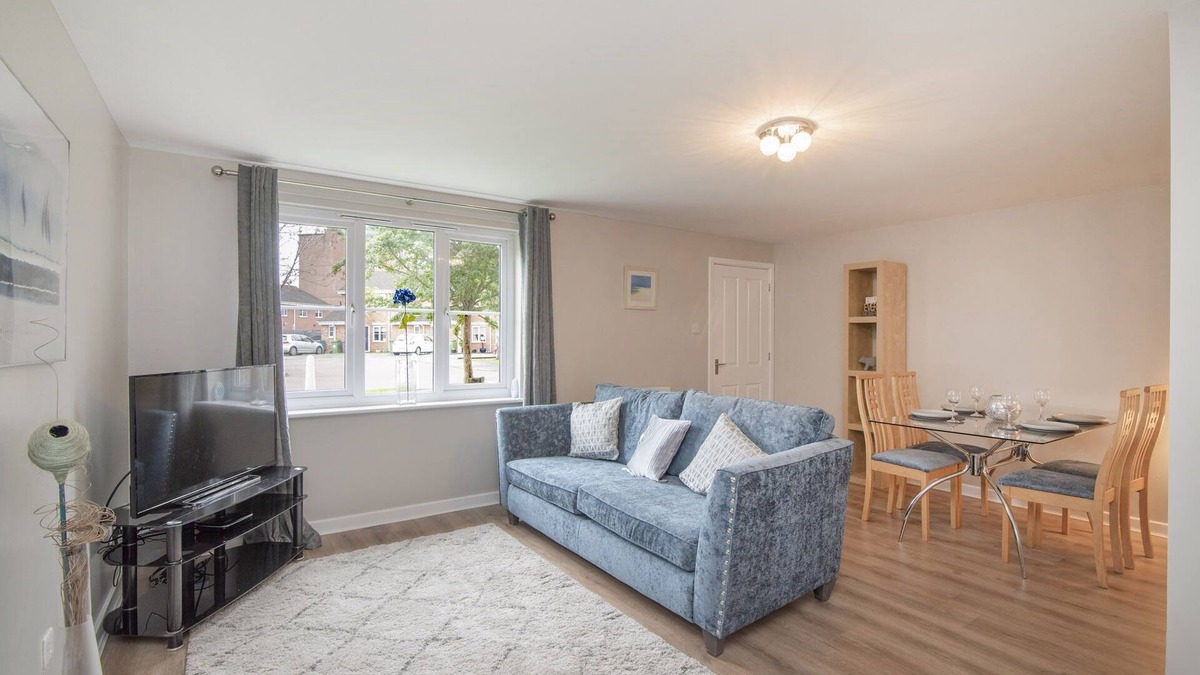 East End House | The Nelson: Spacious Main Door Holiday Home & Parking