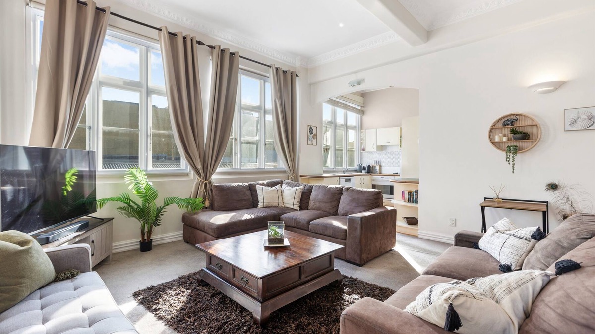 Te Aro Apartment | The Nest - Central, Sunny & Spacious Loft