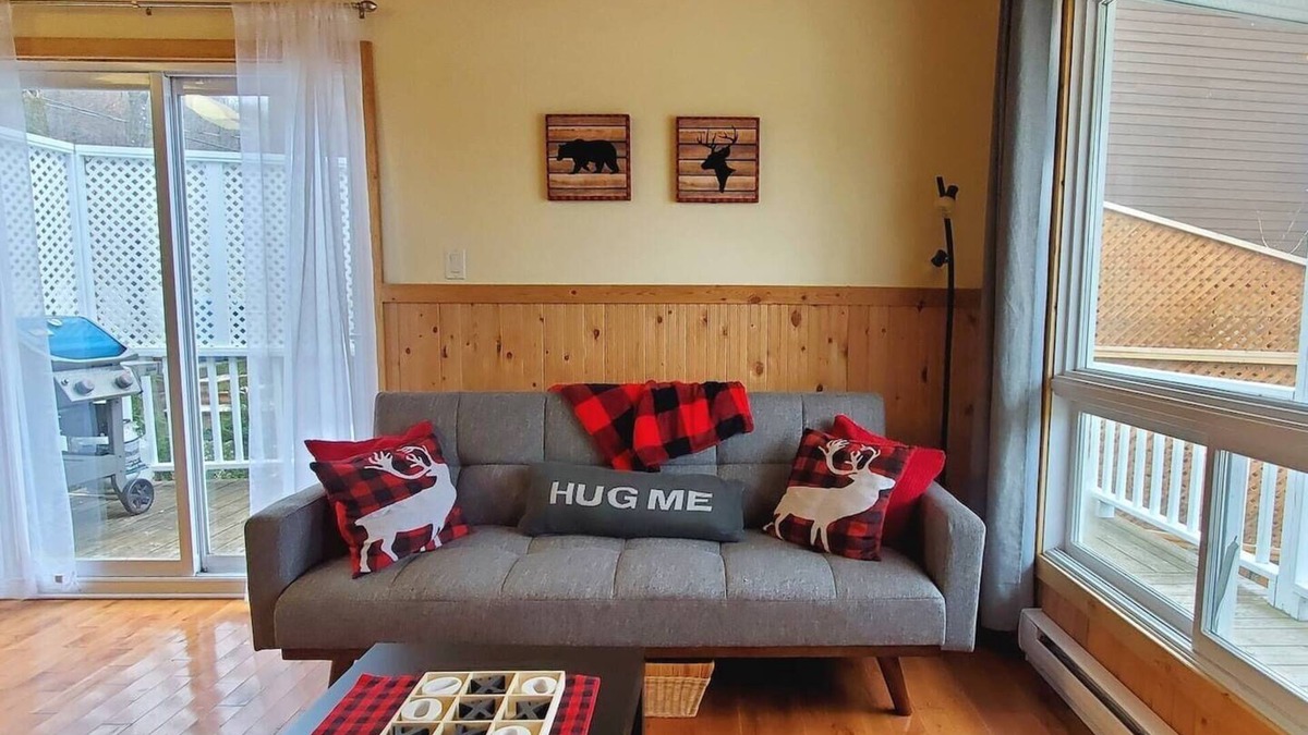 Val-des-Monts Ski Chalet | The Nest on Lac McGregor