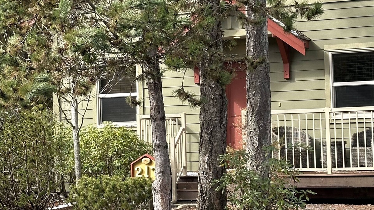 Regional District of Nanaimo Cottage | The Nestled INN-Cozy 2 bedroom, 2 bathroom cottage with A/C. Lodge Themed.