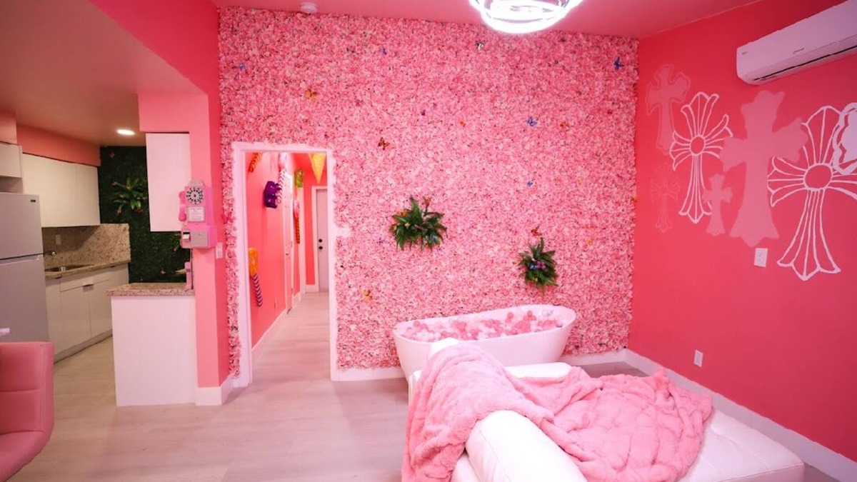 Edgewood House | The New Pink Playhouse 2bdrm near Airport & Beach No Cleaning fee, Sleeps 6