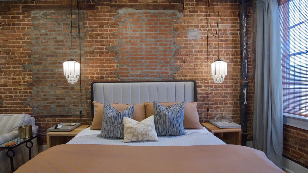 Laurel Hotel | The New York Room- The Buzzard's Roost Inn