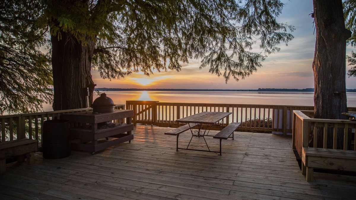 Samburg Cabin | The Nicest Place on Reelfoot Lake for a Group of Family or Friends
