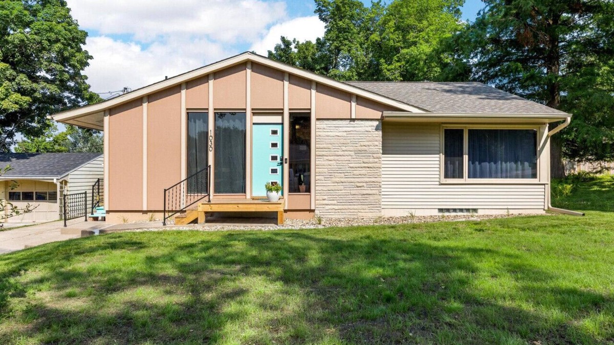 Cedar Rapids House | The Nifty Fifties in a Quiet Location