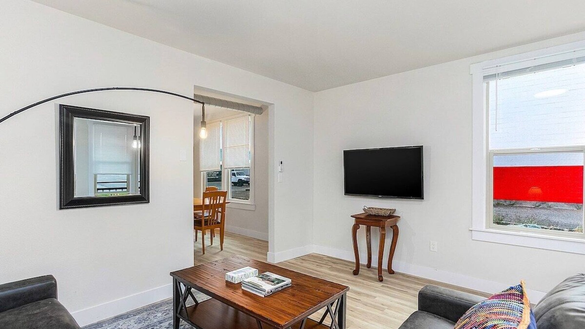 Stanwood Apartment | The Nighthawk Eyrie in Stanwood