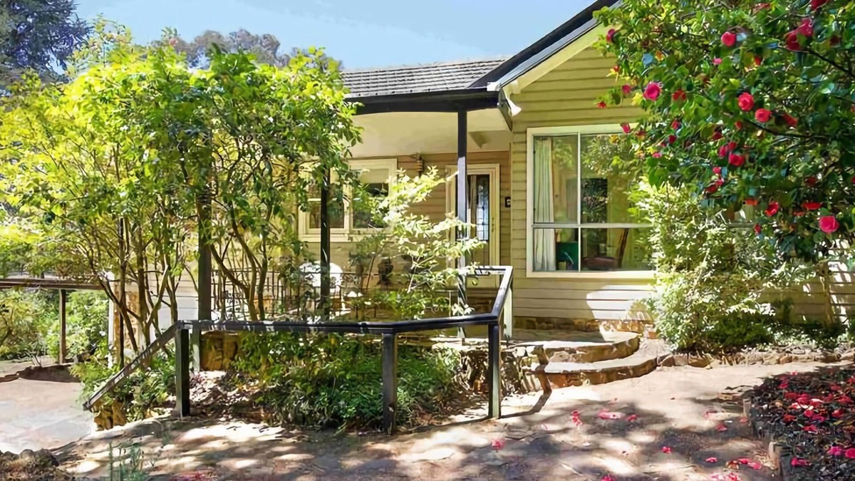 Blackheath House | The Nineteenth | Golfers dream close to 18th and 19th hole